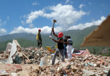 El número de víctimas mortales aumenta mientras Venezuela intenta recuperar la normalidad Labores de remoción tras el terremoto en Venezuela