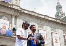 Zohran Mamdani (d), entregado a Jalen Brunson las llaves simbólicas de la ciudad, en Nueva York