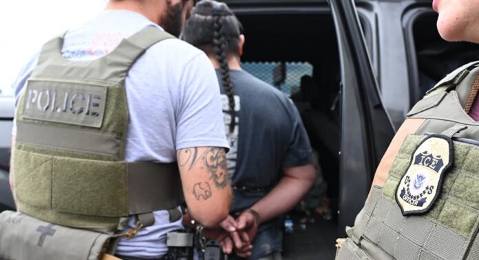 agentes-de-ICE-arrestado-una-persona-. agentes-de-ICE-arrestado-una-persona-.