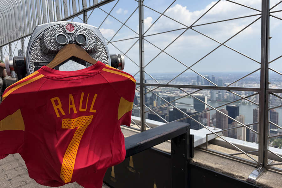 El Empire State se une a la fiebre mundialista con una exposición de camisetas legendarias