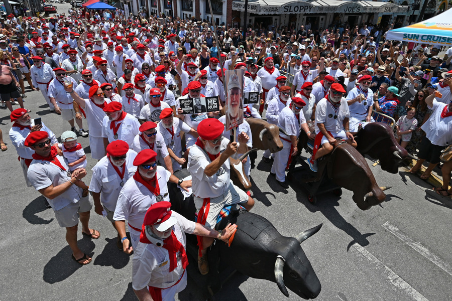 Dobles de Ernest Hemingway parodian el encierro de Pamplona en el Cayo Hueso de Florida