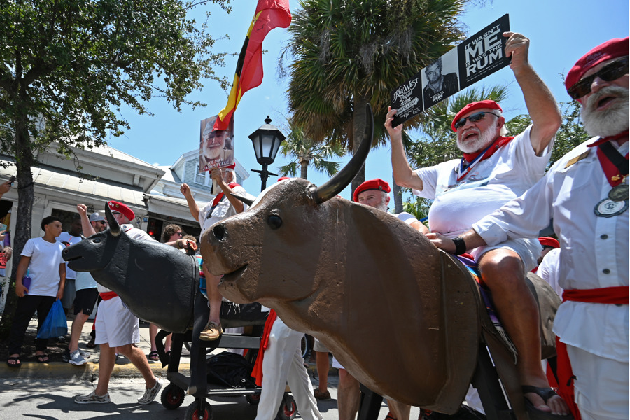 Dobles de Ernest Hemingway parodian el encierro de Pamplona en el Cayo Hueso de Florida