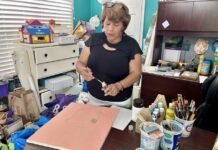 la inmigrante de origen mexicano Irma, pintando un cuadro durante su participación en el programa de arte 'La Ristra' en Tucson, Arizona