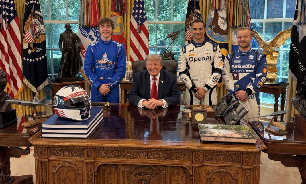 Alex Palou visita la Casa Blanca y regala un casco a Trump antes de carrera en Washington Alex Palou visita la Casa Blanca y regala un casco a Trump antes de carrera en Washington