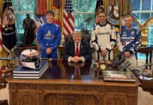 Alex Palou visita la Casa Blanca y regala un casco a Trump antes de carrera en Washington