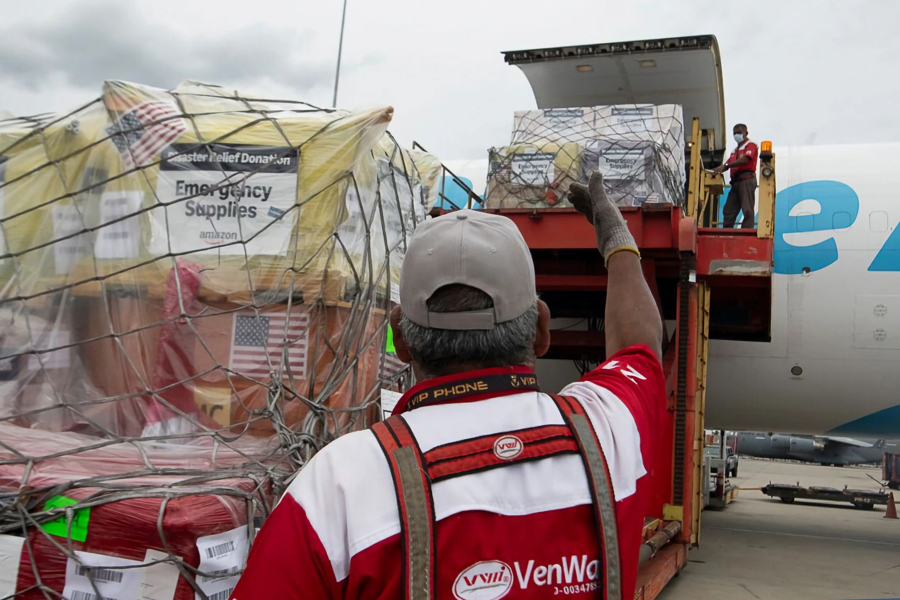 Amazon establecer&aacute; un puente a&eacute;reo para llevar ayuda humanitaria a Venezuela tras sismos