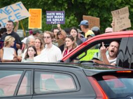 El ICE suspende los controles de tráfico tras las muertes en Maine y Texas Protest after ICE involved fatal shooting in Maine