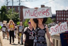 Residentes de Maine protestan por la muerte de inmigrante colombiano a manos de ICE