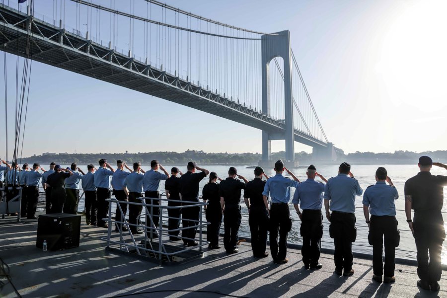 tripulantes de la fragata alemana FGS Sachsen (F219) durante su visita por el 250 aniversario de la independencia de Estados Unidos en Nueva York