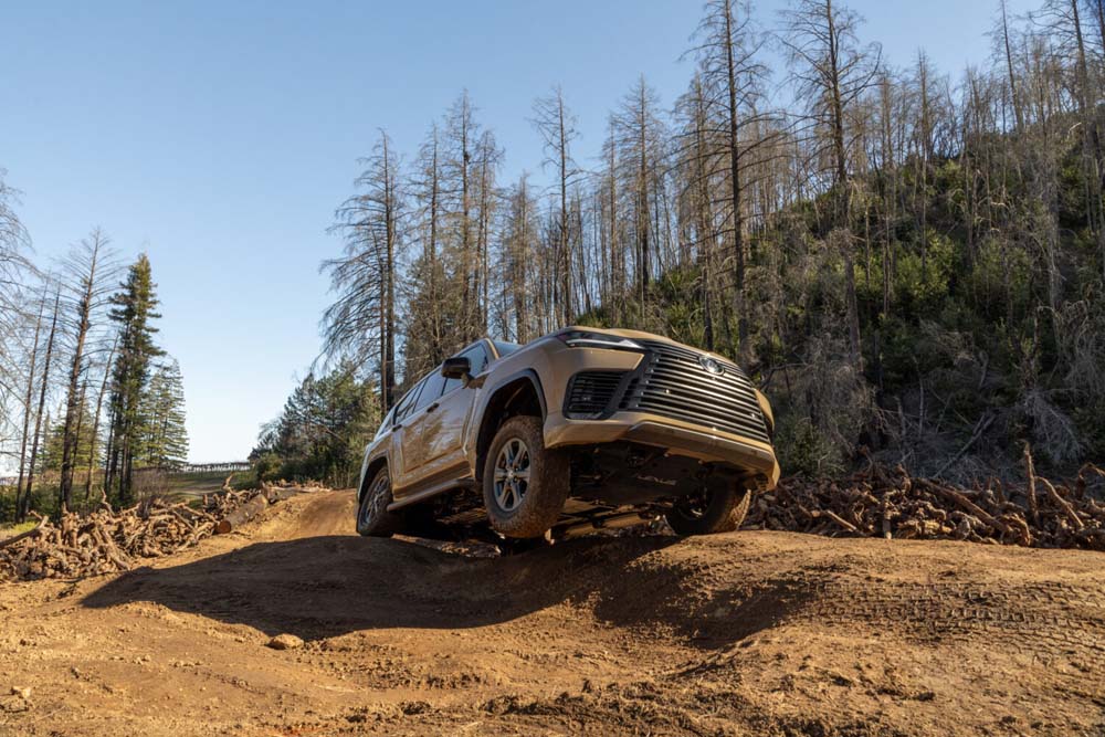 2026_Lexus_LX_700h_Overtrail_Earth_015