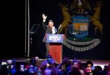 Progresista Abdul El-Sayed gana reñida primaria demócrata al Senado en Míchigan Democratic Senate candidate from Michigan Abdul El-Sayed's primary night in Detroit, Michigan