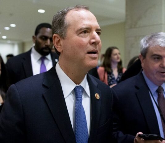 Un operativo de ICE en un bufete de inmigración de California desata críticas de senador Adam Schiff