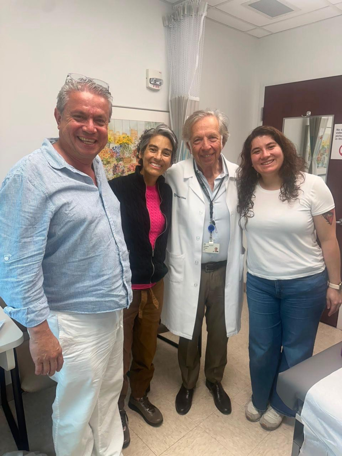 Carolina Espinoza (2-i), posando junto a su marido, Boris Espinoza (i), su hija Sofía Soto Espinoza (d), y el doctor Antonio Pinna