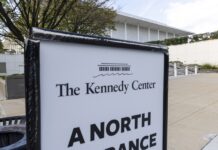 Secretario Comercio de Trump pide renovar Centro Kennedy porque está en estado "peligroso" Kennedy Center at center of legal battle over Trump's name on building