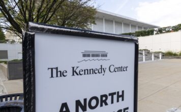 Los premios del Centro Kennedy cambian de sede en plena disputa por añadir el nombre Trump Kennedy Center at center of legal battle over Trump's name on building