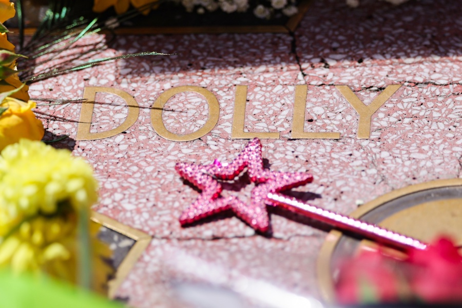 US country music legend Dolly Parton dies at 80 - Los Angeles reactions