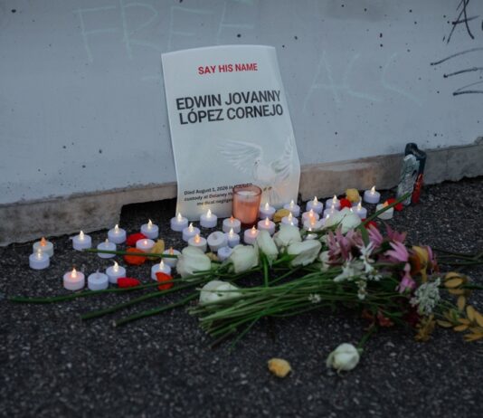 Activistas denuncian "mentiras de ICE" tras muerte de salvadoreño detenido en Nueva Jersey Vigil following death of immigration detainee at Delaney Hall Detention Facility