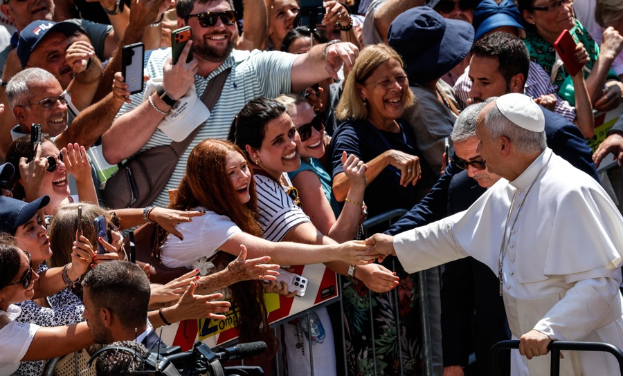 El Papa León XIV durante el rezo del Ángelus en Castel Gandolfo