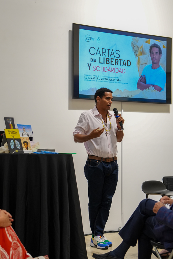 El artista cubano Luis Manuel Otero Alc&aacute;ntara habla durante el acto 'Cartas de libertad y solidaridad' 