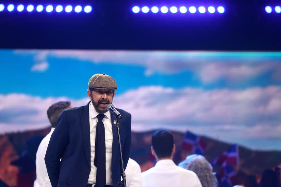 El artista dominicano Juan Luis Guerra se presenta en la ceremonia de clausura de los XXV Juegos Centroamericanos y del Caribe Santo Domingo