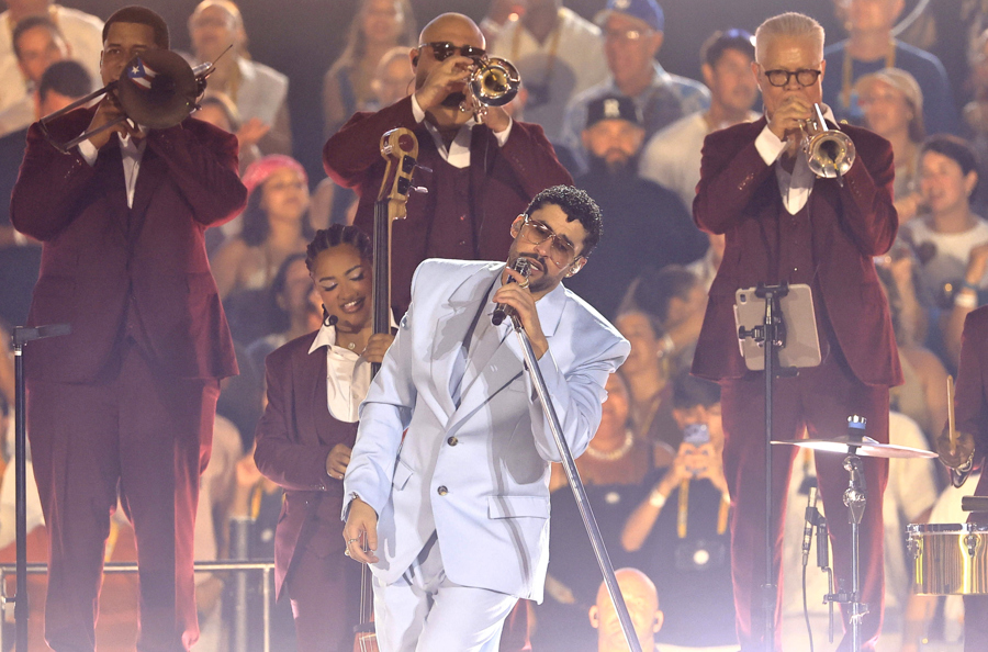 El cantante puertorriqueño Bad Bunny se presenta durante el primero de los dos conciertos de cierre de su gira internacional 'Debí tirar más fotos'