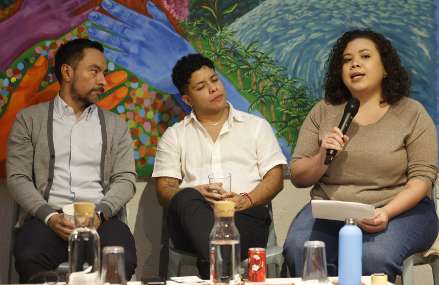 El director de RacismoMX, Jos&eacute; Antonio Aguilar (i), Dante Aguilar (c), y la Subdirectora de integraci&oacute;n y comunidad de Casa Centro Am&eacute;rica, Amarilis Acevedo