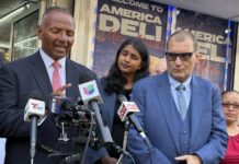 El presidente de la coalición de comerciantes, Kenny Rodan (i), habla junto al presidente de la junta directiva, Frank García