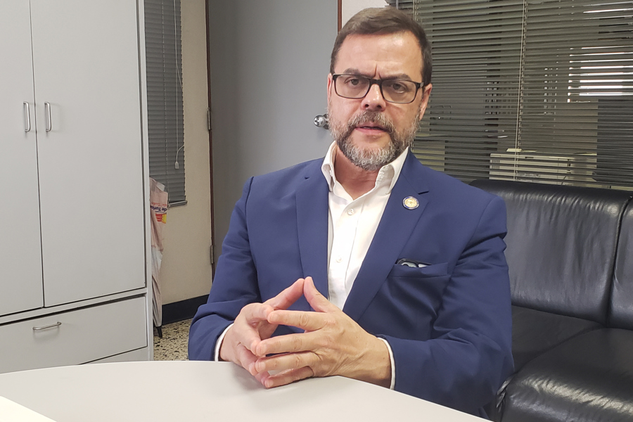 Senador demócrata de EE.UU.: Trump es el gobernante El senador estatal por Nueva York, Luis R. Sepúlveda