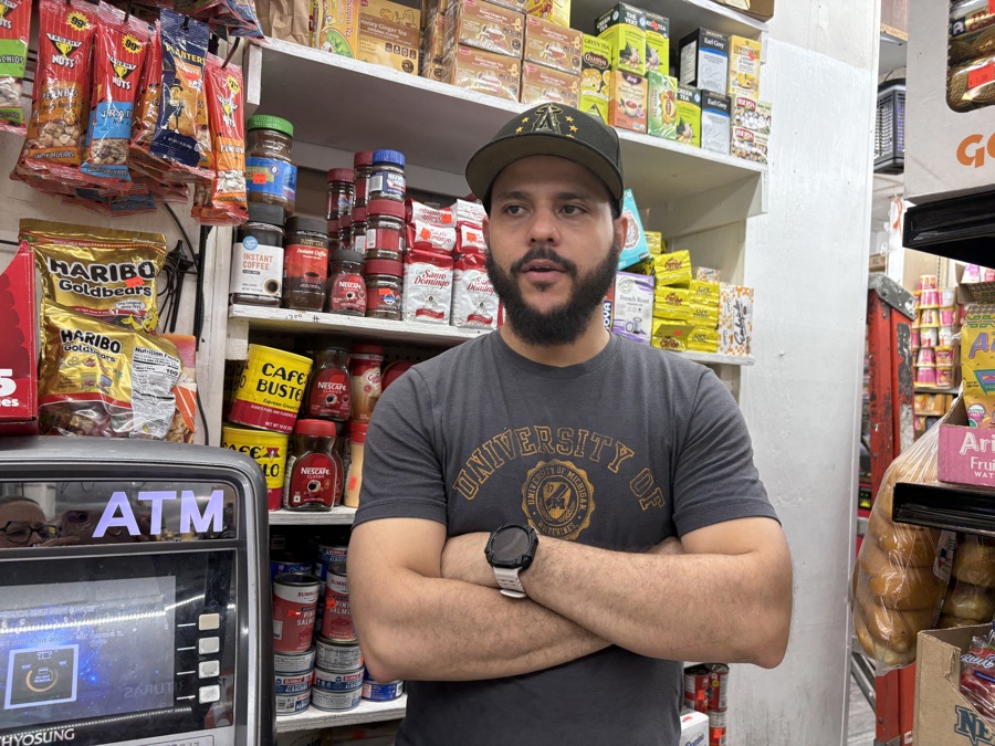 Elvis Arias, de 33 a&ntilde;os y due&ntilde;o del supermercado 'America Deli Mini Market'