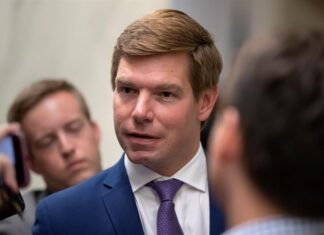 El FBI registra la casa de un excongresista que dimitió por acusaciones de agresión sexual Eric-Swalwell