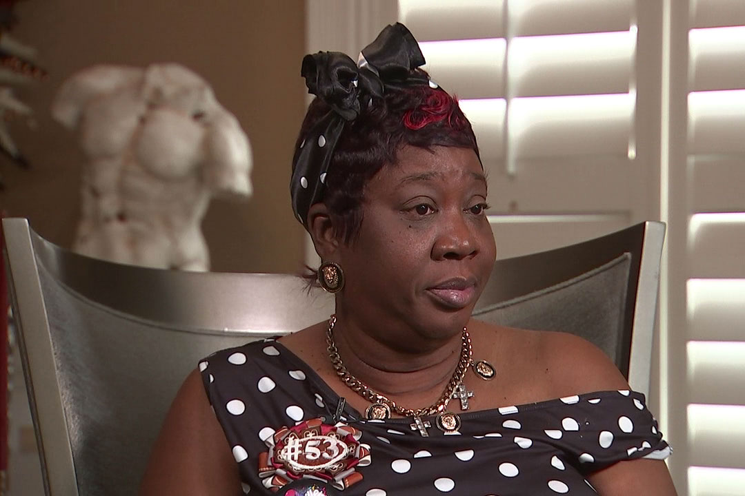Yvonne Fields, de Jacksonville, habla sobre la muerte de su hijo, Rashaud Fields, de 18 años, quien murió tras recibir un disparo en mayo de 2022 durante una fiesta de graduación de secundaria. (Kevin Jordan/Action News Jax)