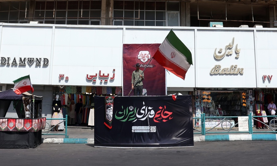 Iranian billboard honors late leaders amid US conflict