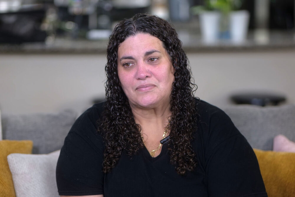 Iveliz Moctezuma, abuela de Daesean Moctezuma Orland, quien murió tras recibir un disparo a los 18 años durante una fiesta en una casa en Davenport, Florida, en abril. “Fue la noche más difícil de mi vida”, dijo. “Nos lo arrebataron”. (Keary Croskrey/WFTV)