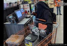 Jessica Bowie comprando artículos necesarios para fabricar un artefacto explosivo con la intención de atacar con bomba el Capitolio de Nueva York