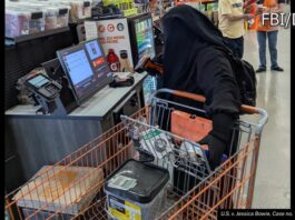 Jessica Bowie comprando artículos necesarios para fabricar un artefacto explosivo con la intención de atacar con bomba el Capitolio de Nueva York