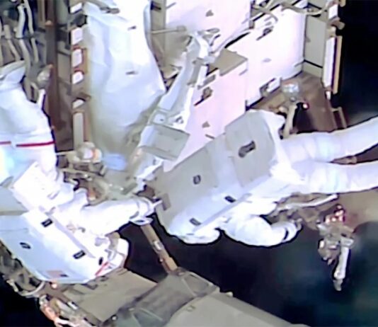 Dos astronautas inician una caminata espacial para mejorar la navegación hacia la EEI