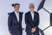 John Ternus (i) y Tim Cook