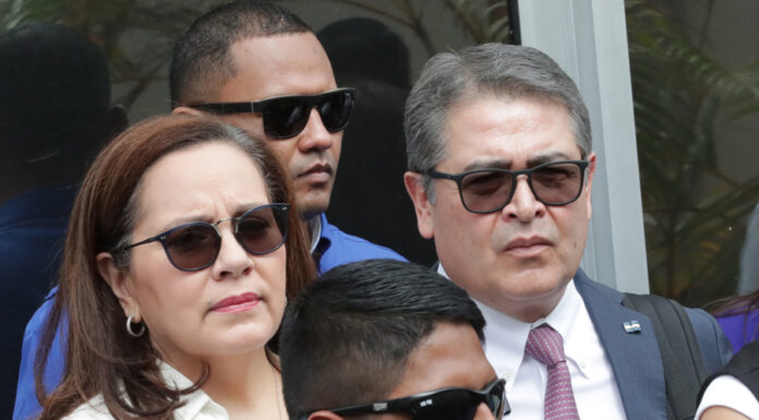 Audiencia contra Hernández por presunto fraude y lavado de activos continuará el miércoles Expresidente Hernández vuelve a audiencia por presunto fraude en Honduras
