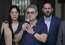Expresidente hondureño Juan Orlando Hernández habla con periodistas