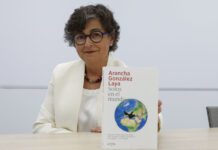 González Laya: si no hay más unión en la UE, "nos convertiremos en vasallos" de EE.UU. La exministra de Asuntos Exteriores Arancha González Laya con su libro. 'Solos en el mundo'