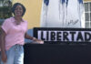 representante estatal por Jacksonville (Florida) Angie Nixon (i), una de las dos aspirantes demócratas al escaño en el Senado
