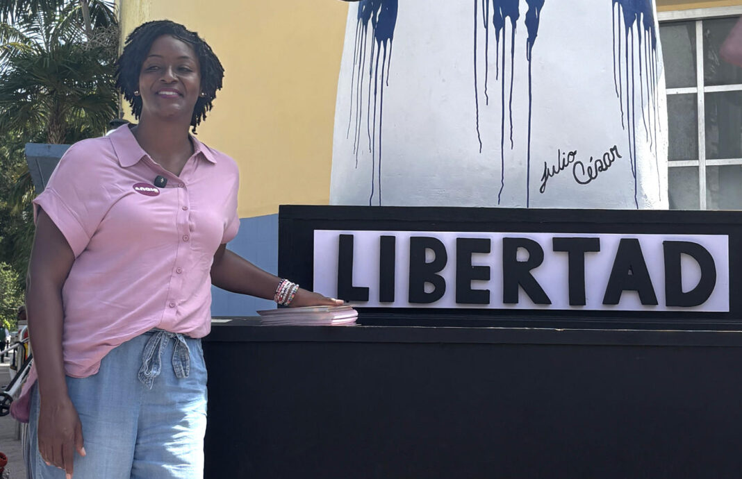 representante estatal por Jacksonville (Florida) Angie Nixon (i), una de las dos aspirantes demócratas al escaño en el Senado