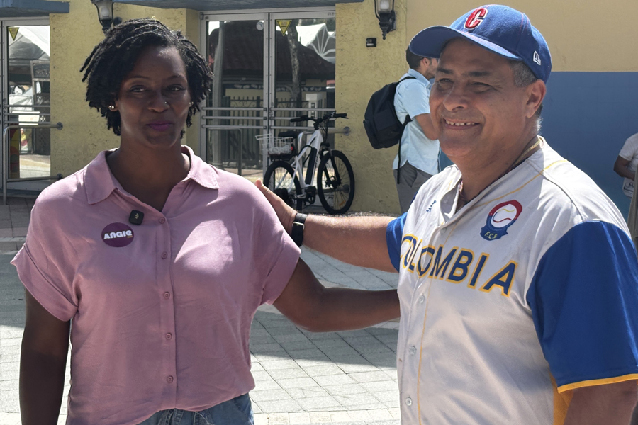  representante estatal por Jacksonville (Florida) Angie Nixon (i), una de las dos aspirantes dem&oacute;cratas al esca&ntilde;o en el Senado