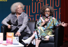 Entre consignas feministas Angela Davis dice en México que "la desesperanza no es opción" Las activistas y académicas estadounidenses por los derechos civiles, Angela Davis (i) y Gina Dent