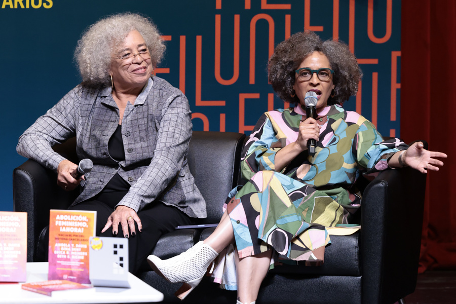 Las activistas y académicas estadounidenses por los derechos civiles, Angela Davis (i) y Gina Dent