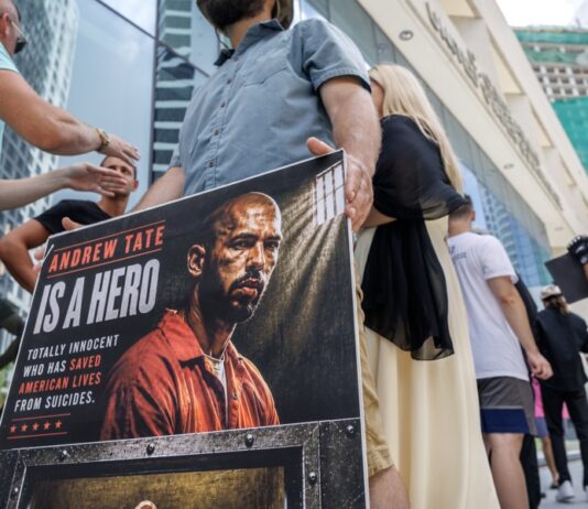 Los Tate seguirán detenidos en EE.UU. tras audiencia sin fallo sobre su libertad bajo fianza Tate brothers face Florida court appearance following arrest in Miami