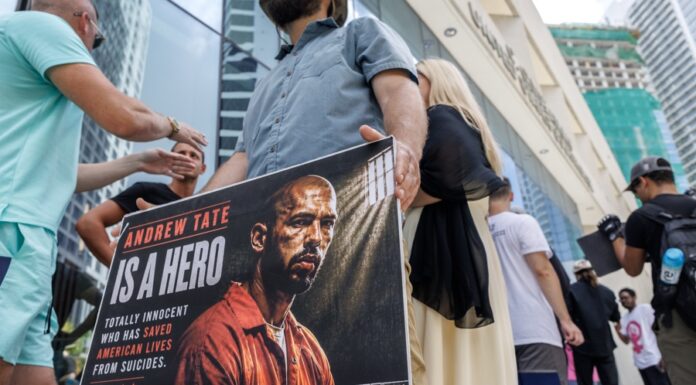 Los Tate seguirán detenidos en EE.UU. tras audiencia sin fallo sobre su libertad bajo fianza Tate brothers face Florida court appearance following arrest in Miami