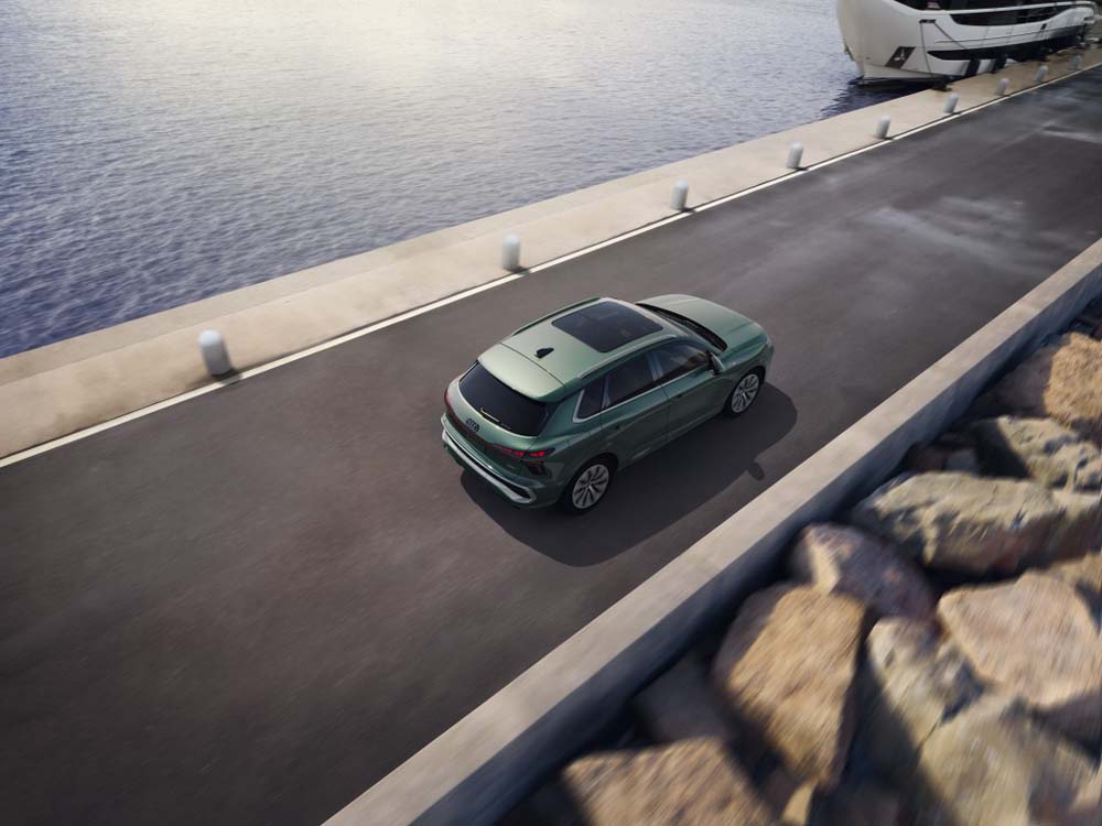 Original-16199-18-my26-q3-exterior-top-driving-8069