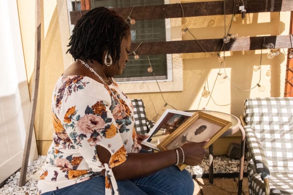 Pamela Howard ha pasado casi dos décadas tratando de ayudar a la policía a encontrar a la persona que mató a su hijo Derrell Baker, de 17 años, mientras caminaba hacia la escuela en 2008. (Malcolm Jackson for KFF Health News)