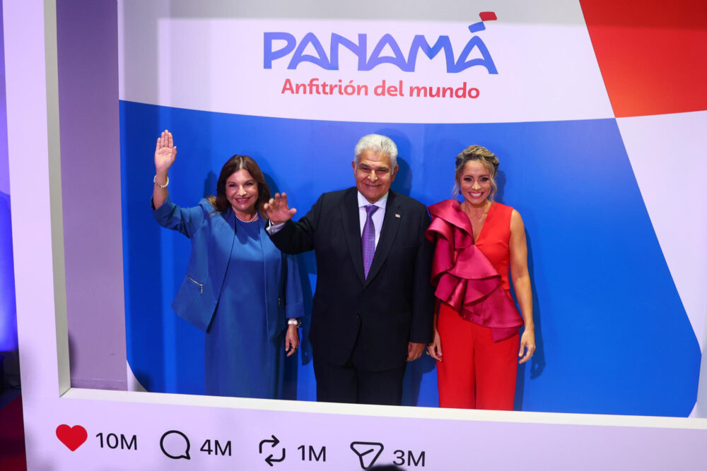 De izquierda a derecha, la primera dama de Panam&aacute;, Maricel Cohen de Mulino; el presidente de Panam&aacute;, Jos&eacute; Ra&uacute;l Mulino y la ministra de Turismo de Panam&aacute;, Gloria de Le&oacute;n, participan durante la presentaci&oacute;n de la nueva marca pa&iacute;s de Panam&aacute; este mi&eacute;rcoles en Ciudad de Panam&aacute; (Panam&aacute;). EFE/Carlos Lemos
